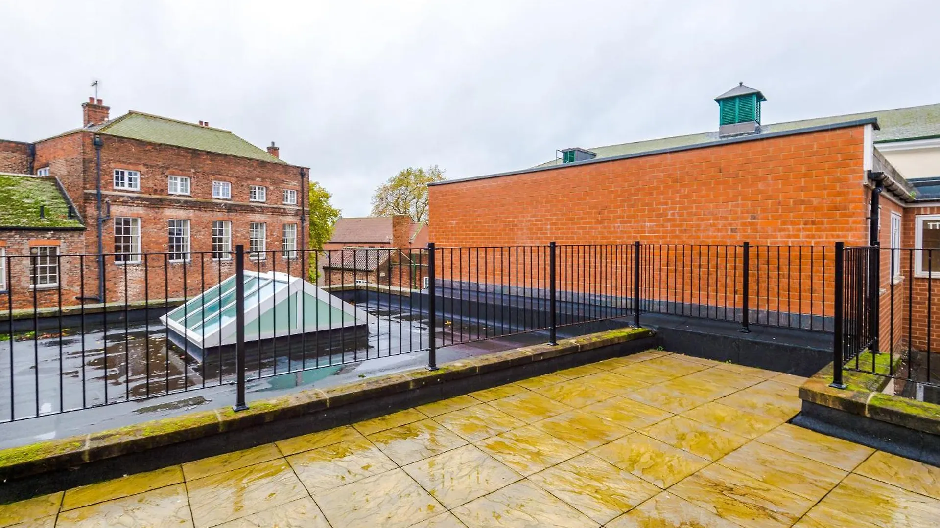 Central York Penthouse With Private Roof Terrace