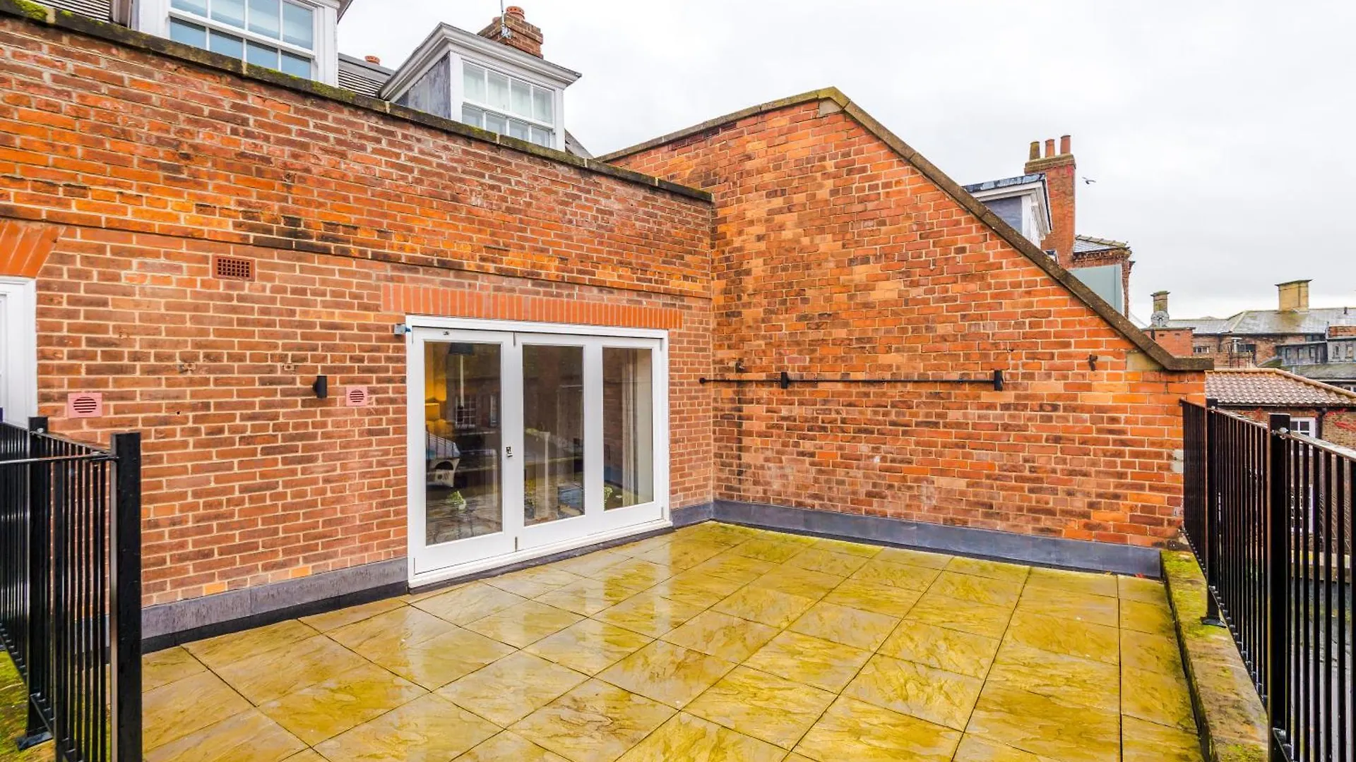 Central York Penthouse With Private Roof Terrace