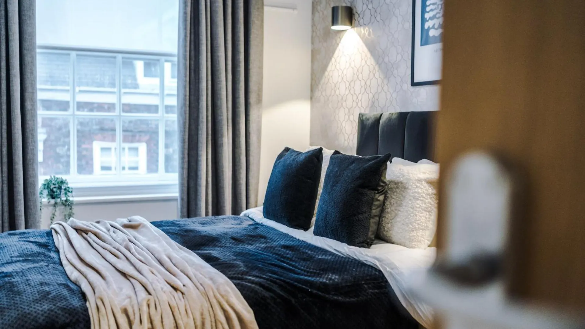 Central York Penthouse With Private Roof Terrace 0*,
